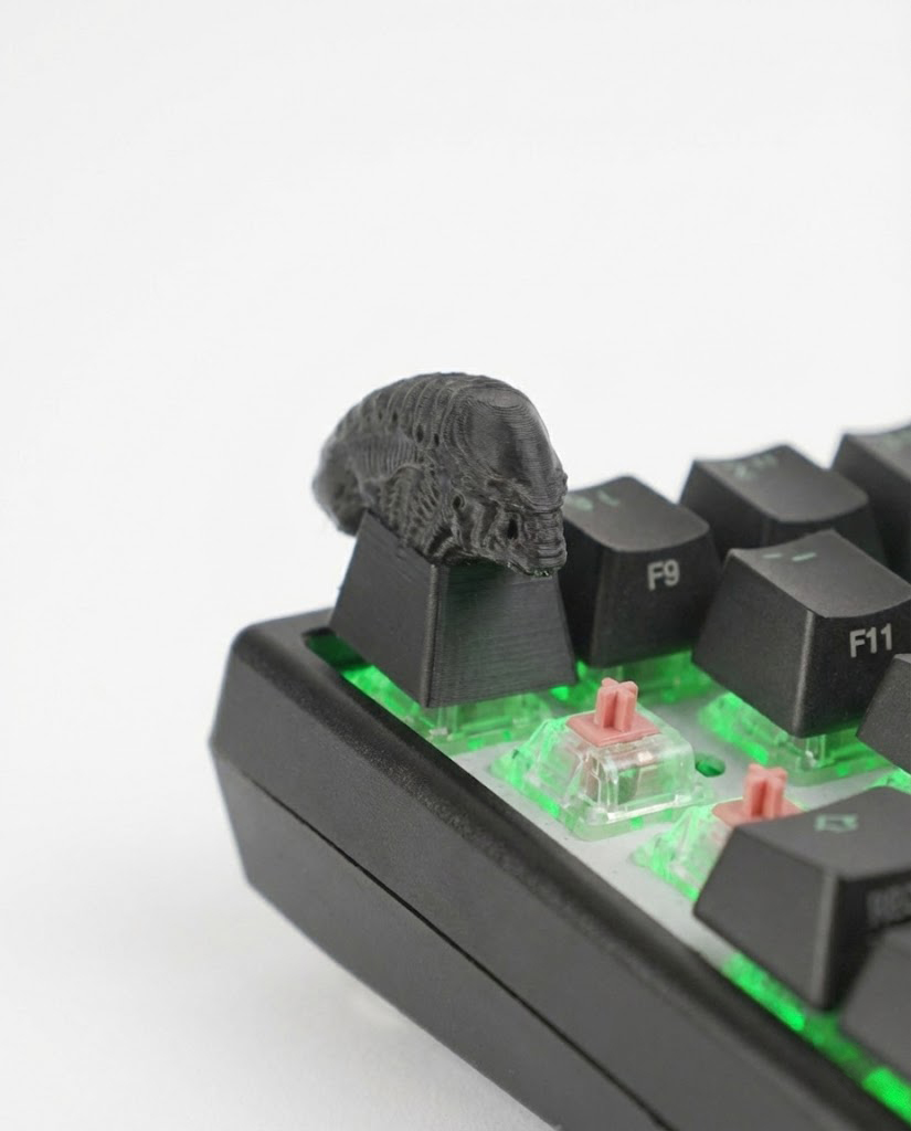 Alien Artisan Keycap in sand diorama